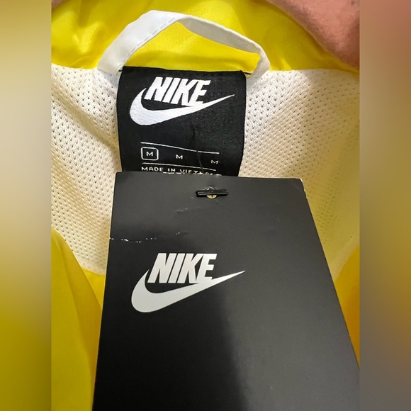 Nike Men's Pink and Yellow Jacket - Picture 4 of 10